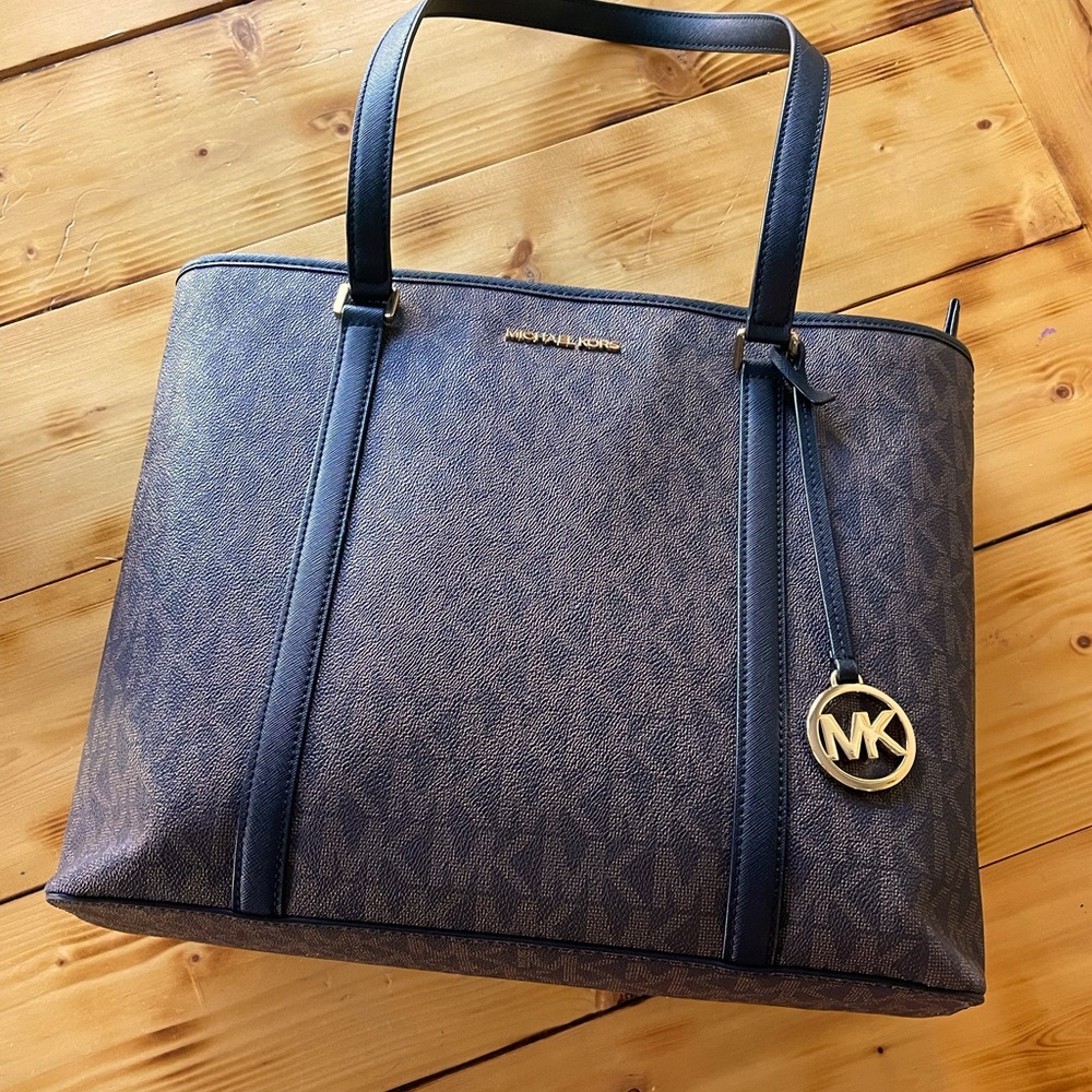 Michael Kors shoulder bag. Like New.